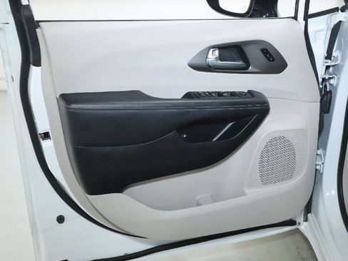 Used 2024 Chrysler Pacifica Limited FWD image 15