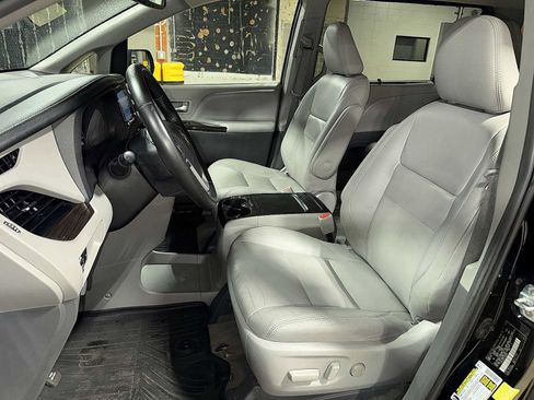Used 2018 Toyota Sienna XLE w/ XLE Navigation Package image 15