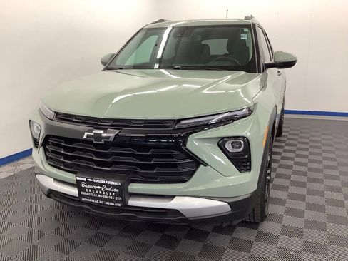 Used 2025 Chevrolet TrailBlazer LT w/ Convenience Package FWD image 2