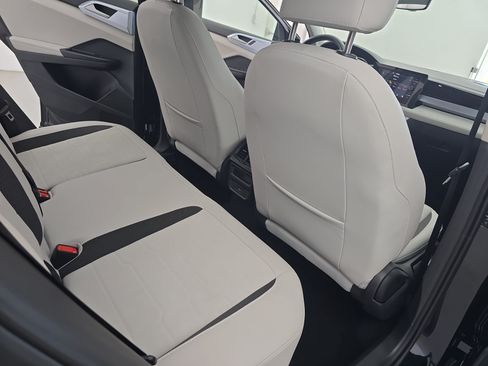 Certified 2025 Volkswagen Taos SE FWD image 11
