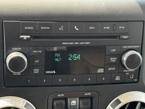 Used 2013 Jeep Wrangler Unlimited Rubicon w/ Connectivity Group AWD/4WD image 3