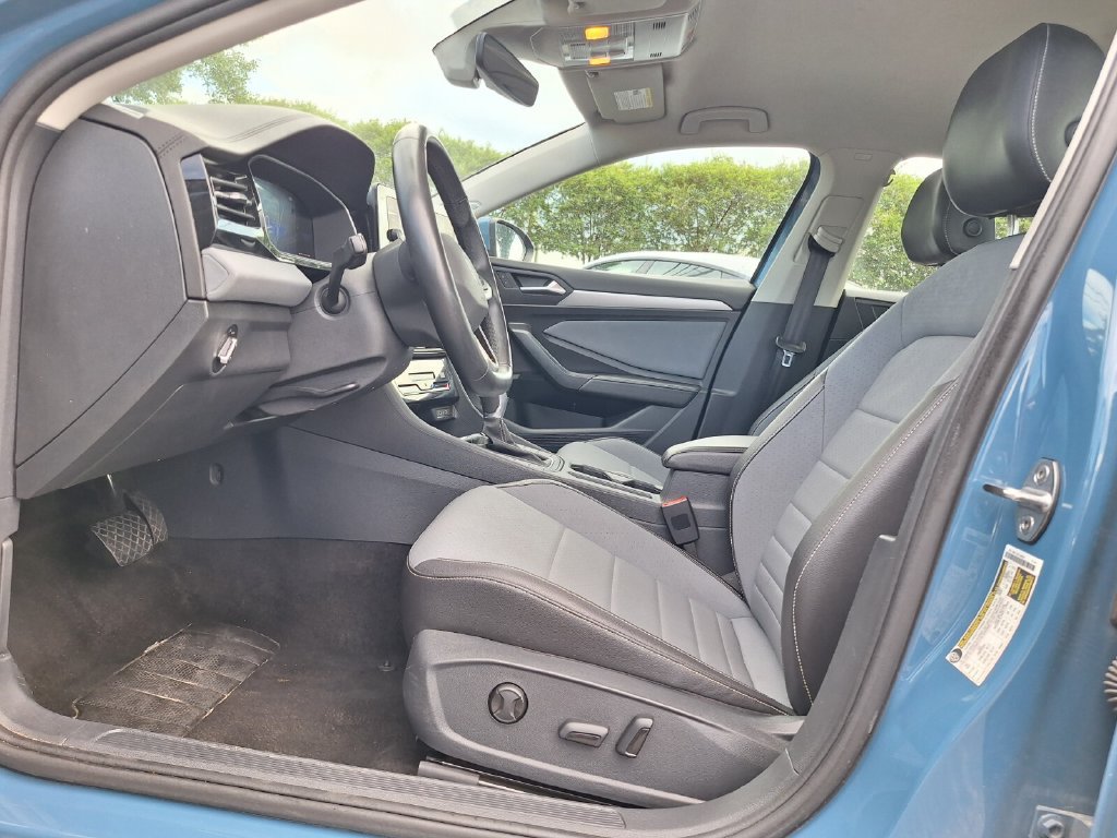 Used 2025 Volkswagen Jetta SE FWD image 11