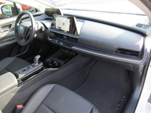 Used 2025 Toyota Prius XLE image 10