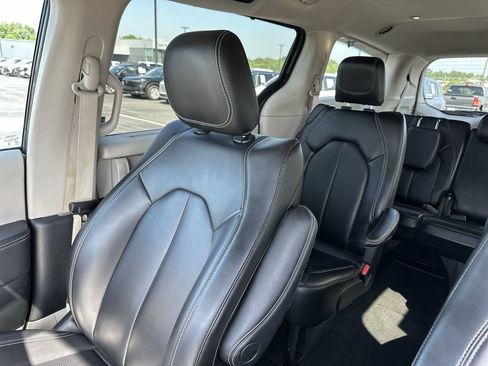 Used 2023 Chrysler Pacifica Touring-L FWD image 12