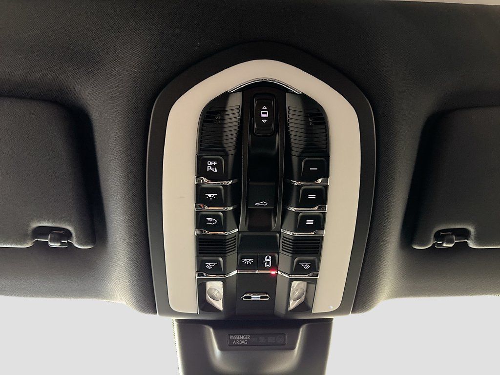 Used 2022 Porsche Macan GTS AWD/4WD image 28