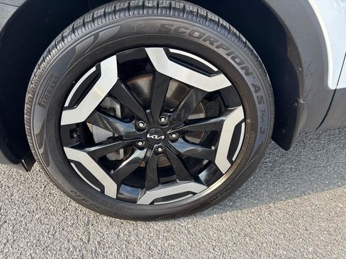 Used 2024 Kia Telluride EX w/ EX Captain's Chair Package FWD image 6