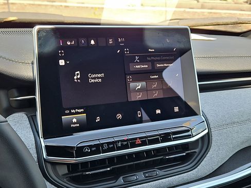 Used 2024 Jeep Compass Latitude image 17