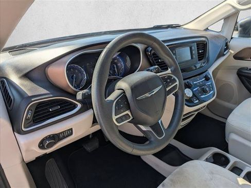 Used 2017 Chrysler Pacifica LX FWD image 12