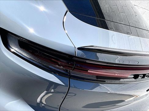Certified 2025 Porsche Cayenne E-Hybrid Coupe AWD/4WD image 31