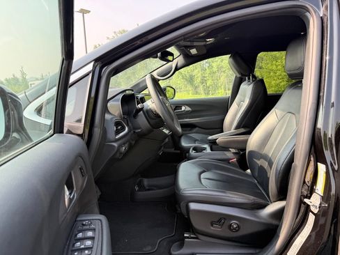 Used 2025 Chrysler Pacifica Select FWD image 9