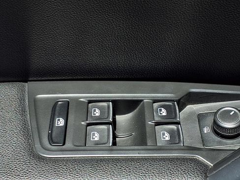 Used 2020 Volkswagen Tiguan SE FWD image 18