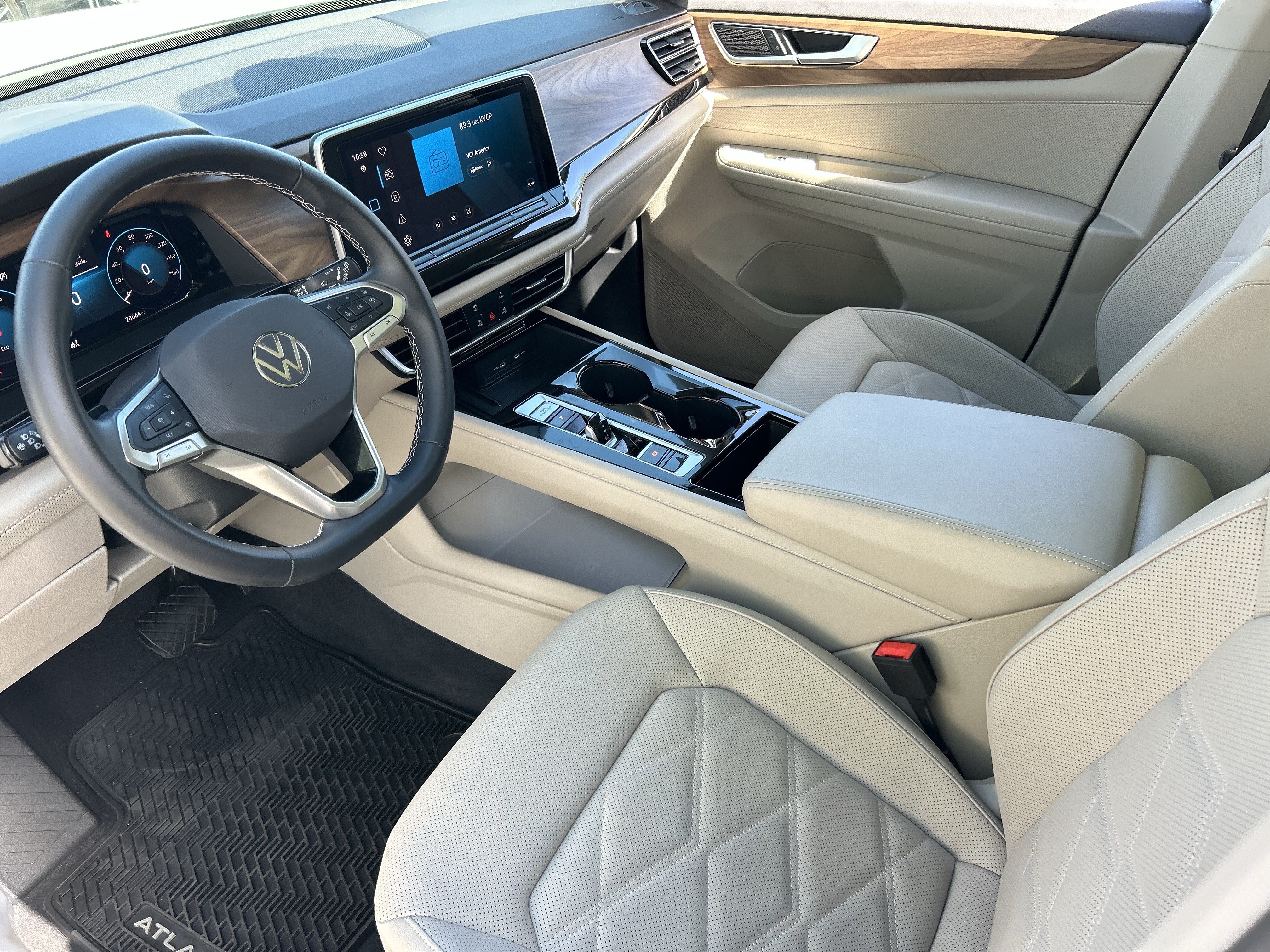 Certified 2025 Volkswagen Atlas SE w/ Panoramic Sunroof Package FWD image 17
