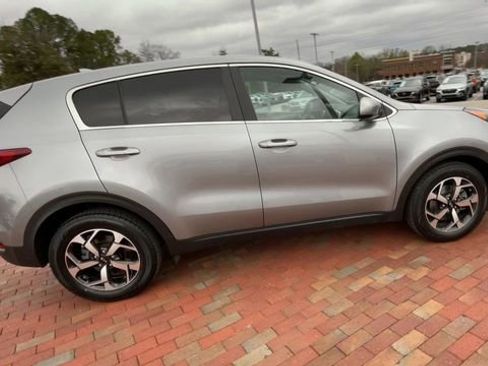 Used 2022 Kia Sportage LX image 2