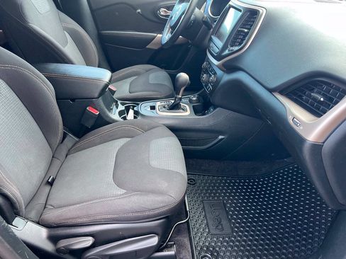 Used 2017 Jeep Cherokee Latitude w/ Comfort/Convenience Group AWD/4WD image 20