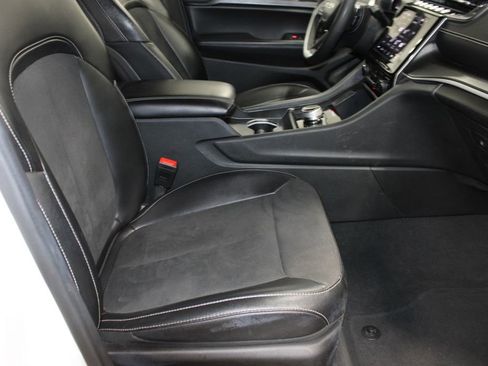 Used 2024 Jeep Grand Cherokee Altitude AWD/4WD image 27