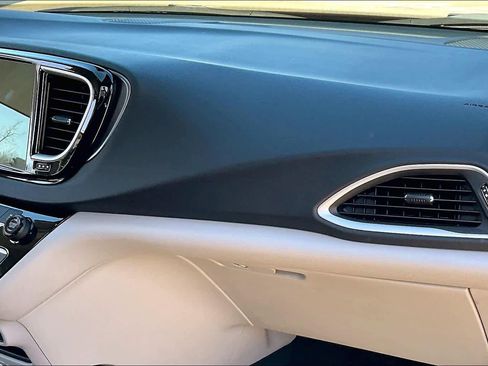 Certified 2024 Chrysler Pacifica Touring-L image 17