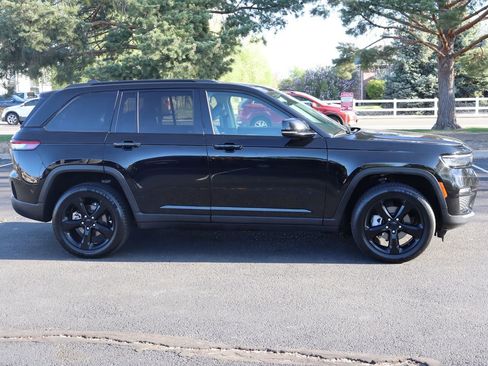 Used 2023 Jeep Grand Cherokee Limited w/ Black Appearance Package AWD/4WD image 3
