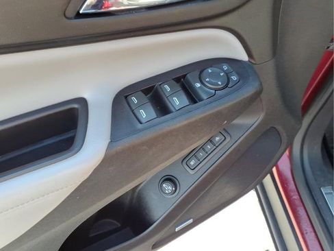 Used 2018 Chevrolet Equinox Premier image 22