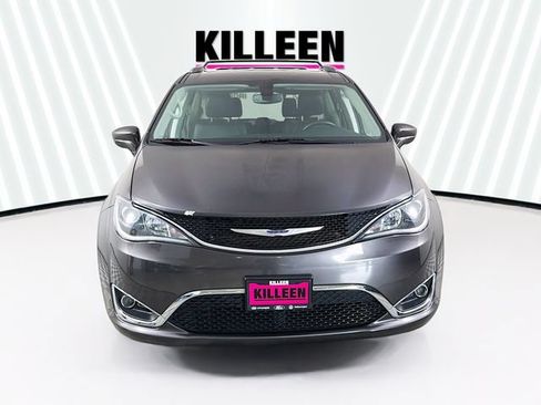 Used 2020 Chrysler Pacifica Touring-L FWD image 2