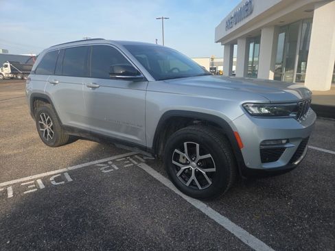 Used 2025 Jeep Grand Cherokee Limited w/ Luxury Tech Group II AWD/4WD image 11