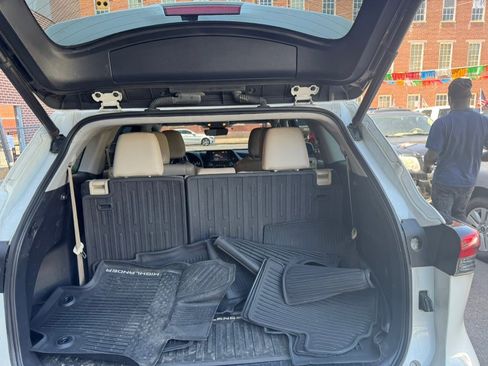 Used 2021 Toyota Highlander XLE AWD/4WD image 48