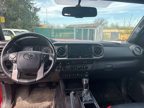Used 2017 Toyota Tacoma TRD Sport AWD/4WD image 24