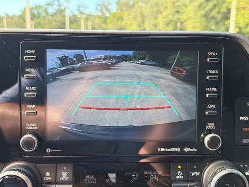 Used 2020 Toyota Highlander XLE FWD image 21