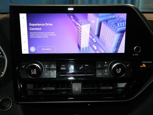 Used 2025 Toyota Highlander XLE AWD/4WD image 14