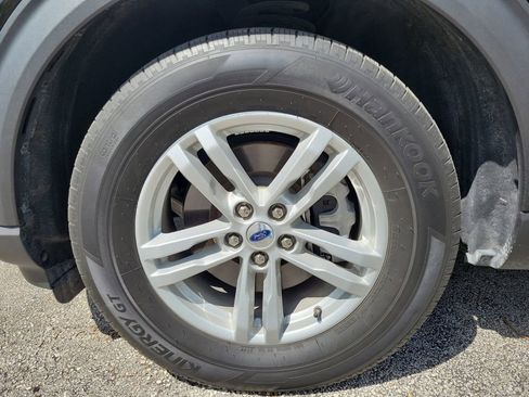 Used 2023 Ford Explorer XLT w/ Equipment Group 202A image 5