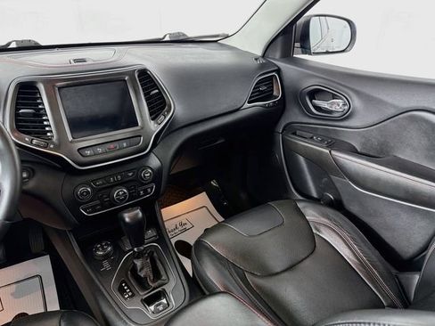 Used 2019 Jeep Cherokee Trailhawk AWD/4WD image 23
