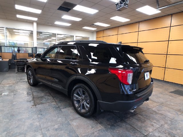 Used 2023 Ford Explorer XLT w/ Equipment Group 202A AWD/4WD image 5