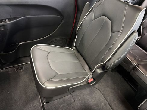 Used 2025 Chrysler Pacifica Limited AWD/4WD image 12