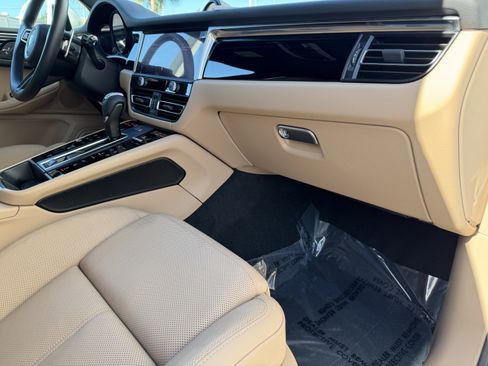 Certified 2022 Porsche Macan image 16