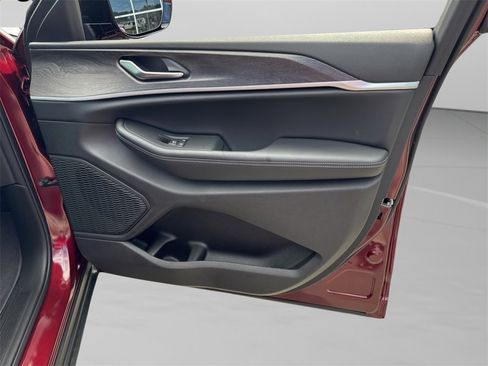 Used 2025 Jeep Grand Cherokee Limited w/ Trailer Tow Package image 36