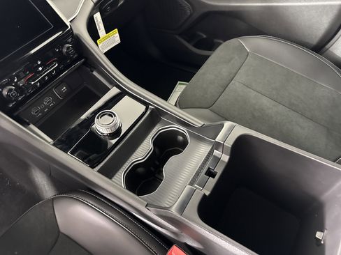 New 2025 Jeep Grand Cherokee Altitude image 23