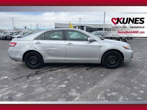 Used 2010 Toyota Camry LE image 3