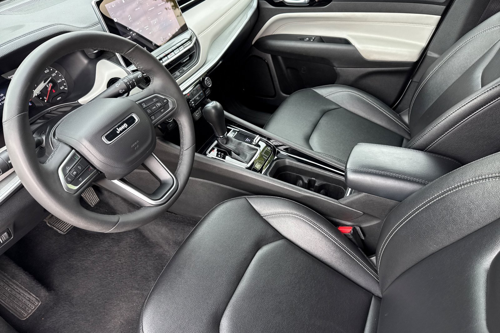 Used 2025 Jeep Compass Limited AWD/4WD image 4