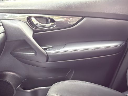 Used 2018 Nissan Rogue SV AWD/4WD image 18