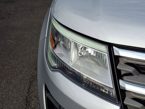 Used 2018 Ford Explorer XLT w/ Equipment Group 202A image 9