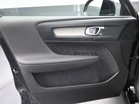 Used 2025 Volvo XC40 B5 Plus image 10