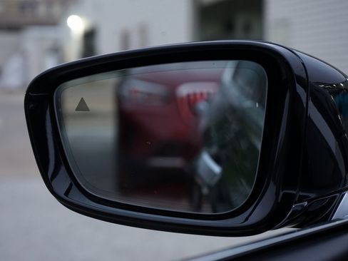 Used 2021 BMW 740i xDrive w/ Premium Package image 24