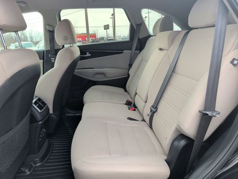 Used 2019 Kia Sorento LX w/ LX Convenience Package image 19