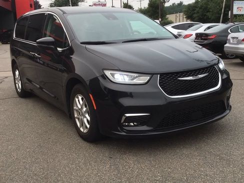 Used 2023 Chrysler Pacifica Touring-L FWD image 1