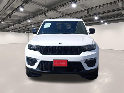 Used 2025 Jeep Grand Cherokee Limited w/ Luxury Tech Group II RWD image 18
