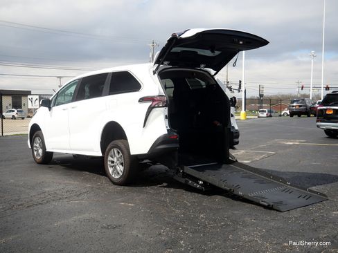 New 2026 Toyota Sienna LE FWD image 10