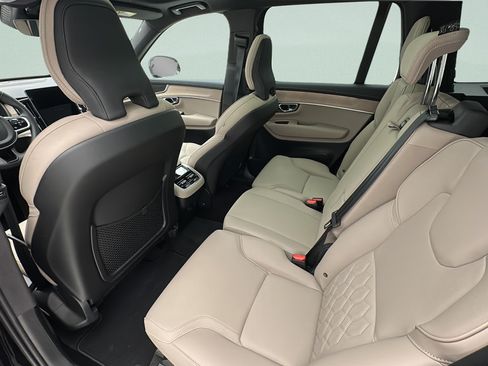 Used 2025 Volvo XC90 B5 Core AWD/4WD image 9