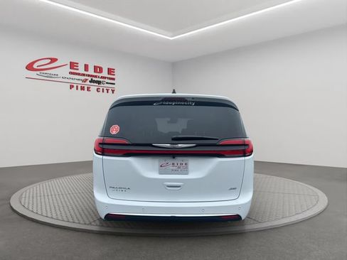 New 2026 Chrysler Pacifica Select AWD/4WD image 4