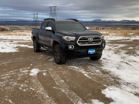 Used 2017 Toyota Tacoma Limited w/ Tow Package image 3