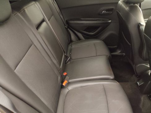 Used 2022 Chevrolet Trax LT w/ LT Convenience Package image 19