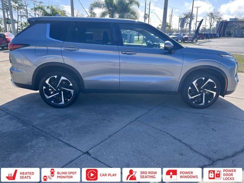 Used 2024 Mitsubishi Outlander SE image 2